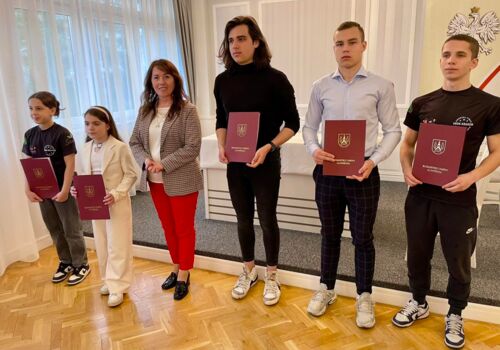 Wręczono stypendia i wyróżnienia burmitrza dla utalentowanych mieszkańców gminy Alwernia